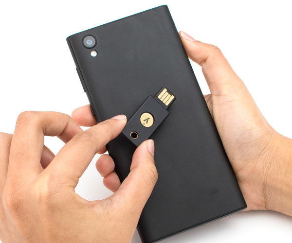 YubiKey 5 NFC - porównanie z telefonem