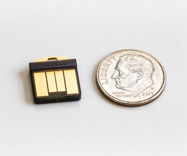 YubiKey 5 Nano - porównanie z monetą