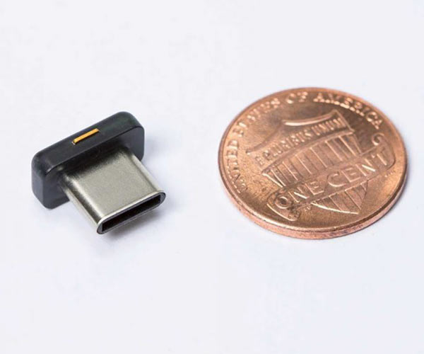 YubiKey 5C Nano - porównanie z monetą