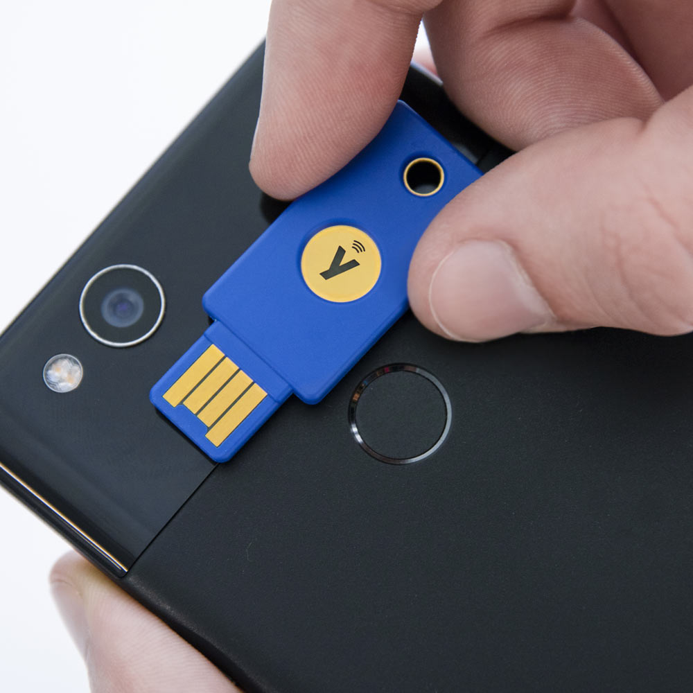 Yubico Security Key NFC - porównanie z telefonem